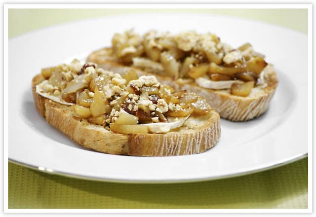 Tostada de pera caramelizada con queso de cabra y avellanas