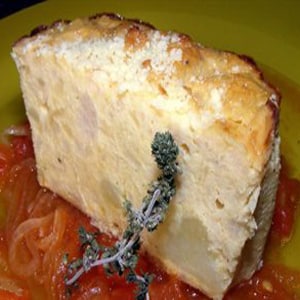 Pastel de Coliflor sobre Salsa de Tomate