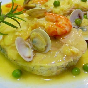 Merluza con Mariscos en Salsa Amarilla