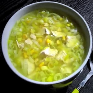 Sopa de Pollo con Puerro y Maíz