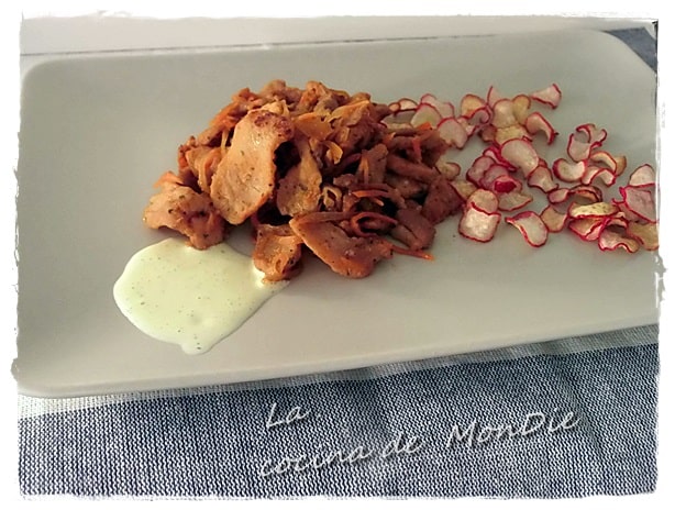 Carne de cerdo especiada con chips de rabanito