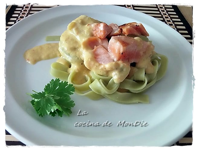 Tallarines verdes con salmón