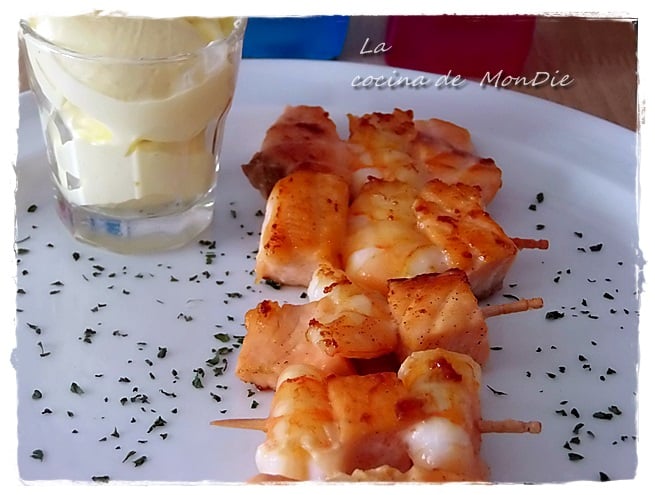 Pinchos de salmón y langostinos