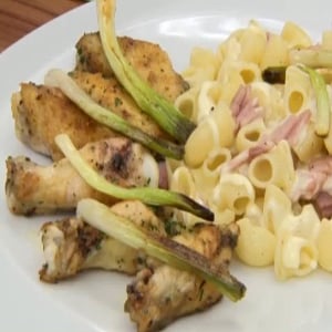 Alas de Pollo con Coditos de Pasta