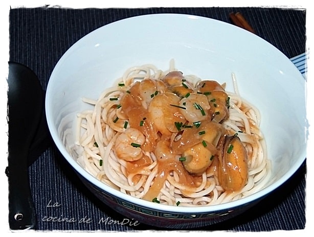 Noodles con gamba y mejillon