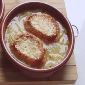 Sopa de Cebolla Francesa Gratinada