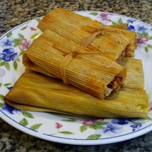 Tamales de Pollo Rojos, Verdes Y Queso