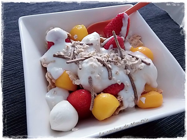 Fruta y cereales para desayuno