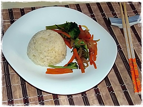 Verduras salteadas al wok con arroz tostado