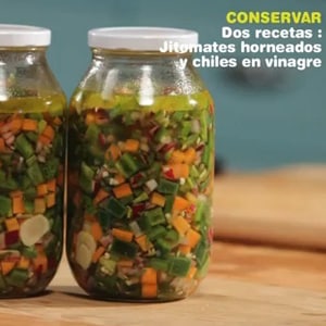 Dos conservas: Jitomates Horneados y Chiles en Vinagre