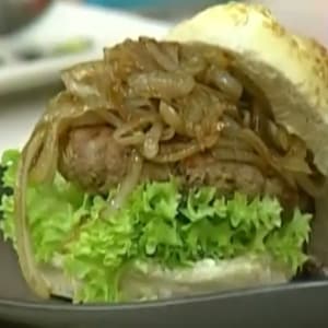 Hamburguesas con Jitomates deshidratados y Cebollas glaseadas al balsámico