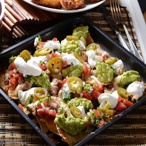 Nachos con Frijoles y Guacamole