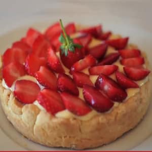 Tarta de Cerezas, Crema y Fresas