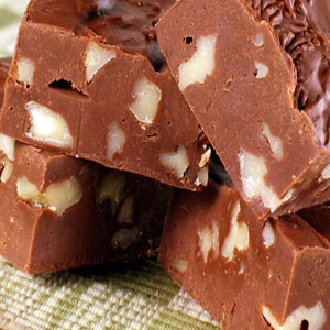 Fudge de Chocolate con Nueces para Navidad