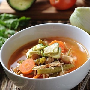 Caldo Tlalpeño bajo en grasa