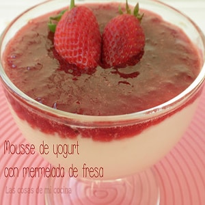 Mousse de Yogur con Mermelada de Fresa