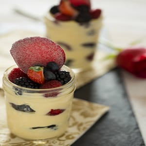 Frutos del Bosque con Crema de Rosas