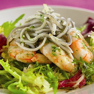 Ensalada Templada de Gulas con Gambas al Ajillo