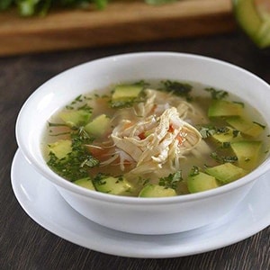 Caldo de Pollo con Aguacate