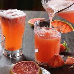 Agua de Toronja con Fresas