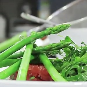 Ensalada de Espárragos con Jitomate y Yogurt