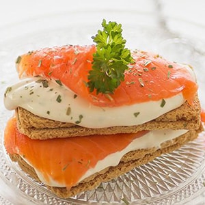 Canapés de Salmón con Crema de Queso y Miel