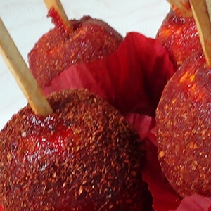 Manzanas cubiertas con Chamoy